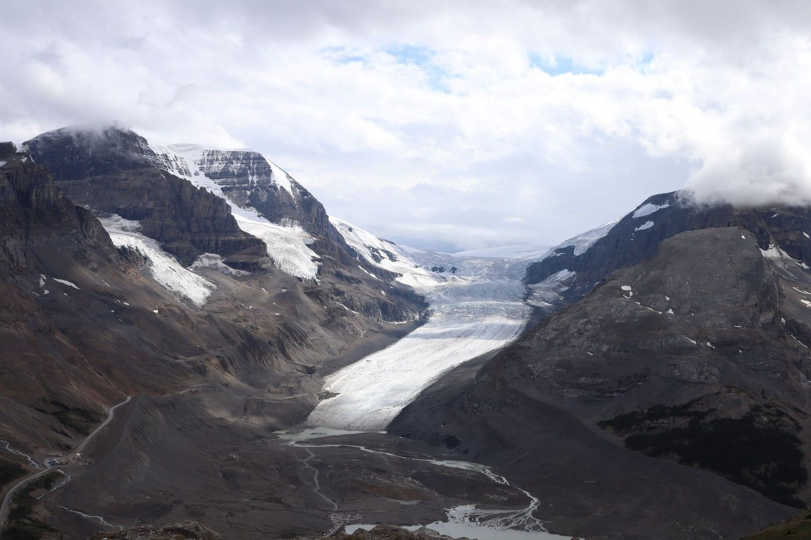 Der Saskatchewan-Gletscher schlängelt sich durch ein steiles, felsiges Tal entlang des Icefields Parkway nahe des Jasper-Nationalparks.