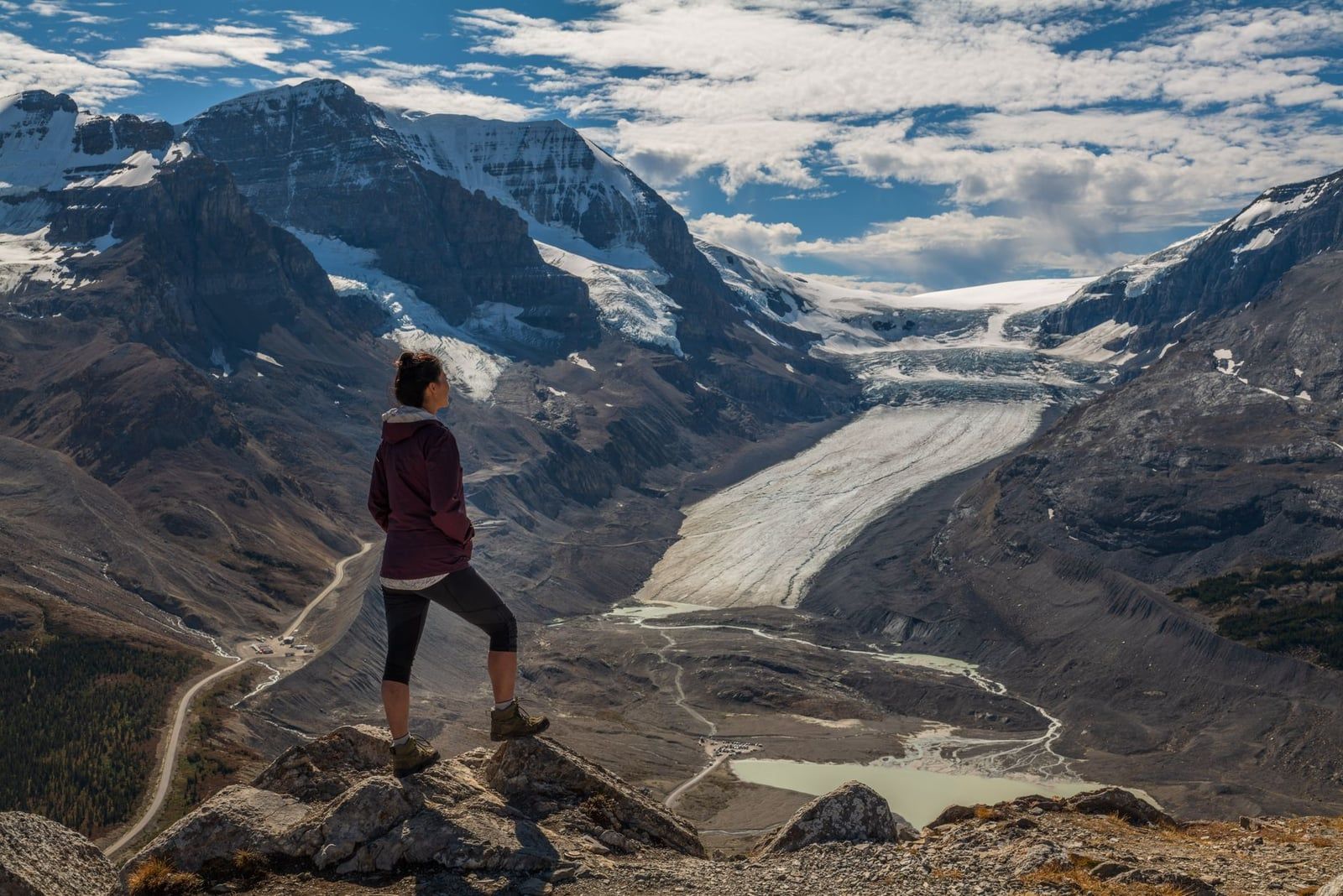 Ein Wanderer blickt über den Athabasca-Gletscher und die Columbia-Eisfläche entlang des Icefields Parkway im Jasper-Nationalpark.
