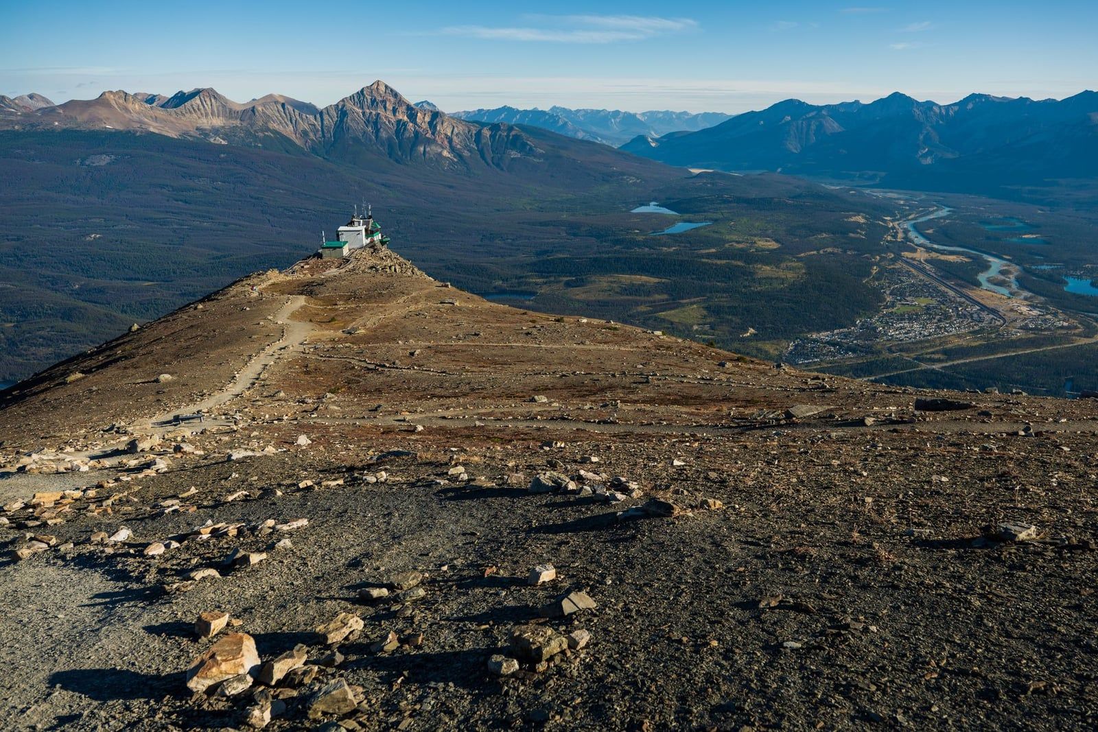 La estación superior del Jasper SkyTram se asienta en una cresta del monte Whistlers con vistas al valle del río Athabasca en el Parque Nacional Jasper.