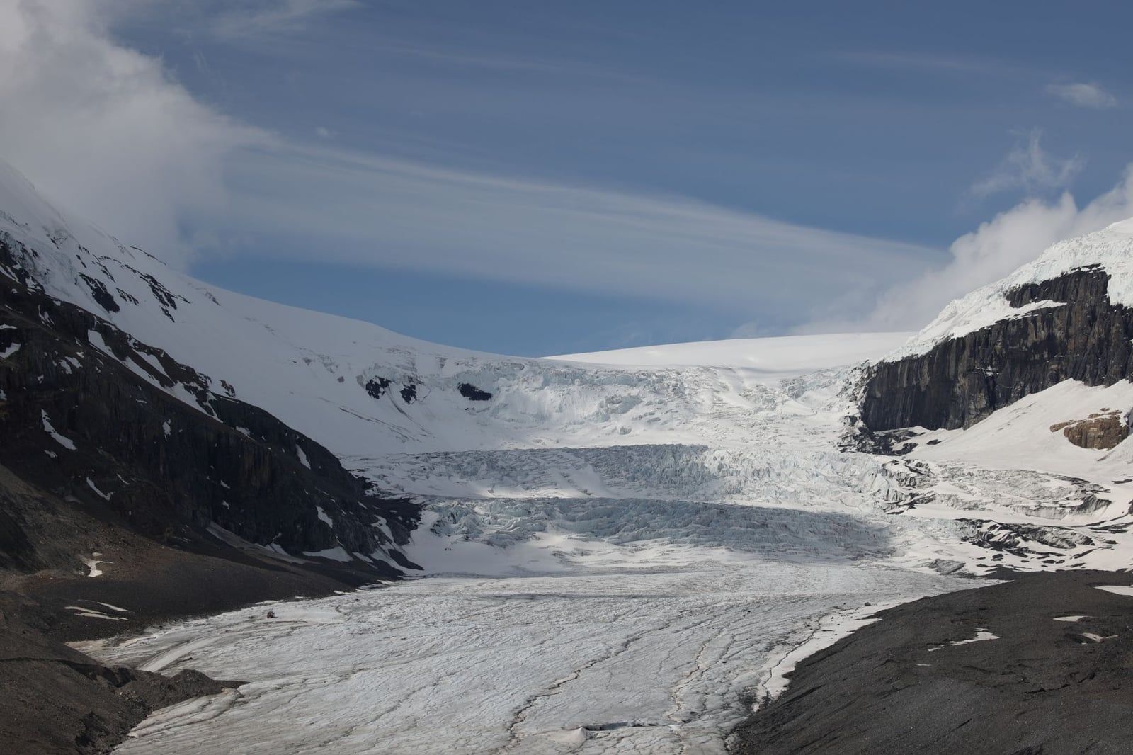 De Athabasca-gletsjer stroomt vanaf het Columbia Icefield door een ruig bergdal in Jasper National Park.